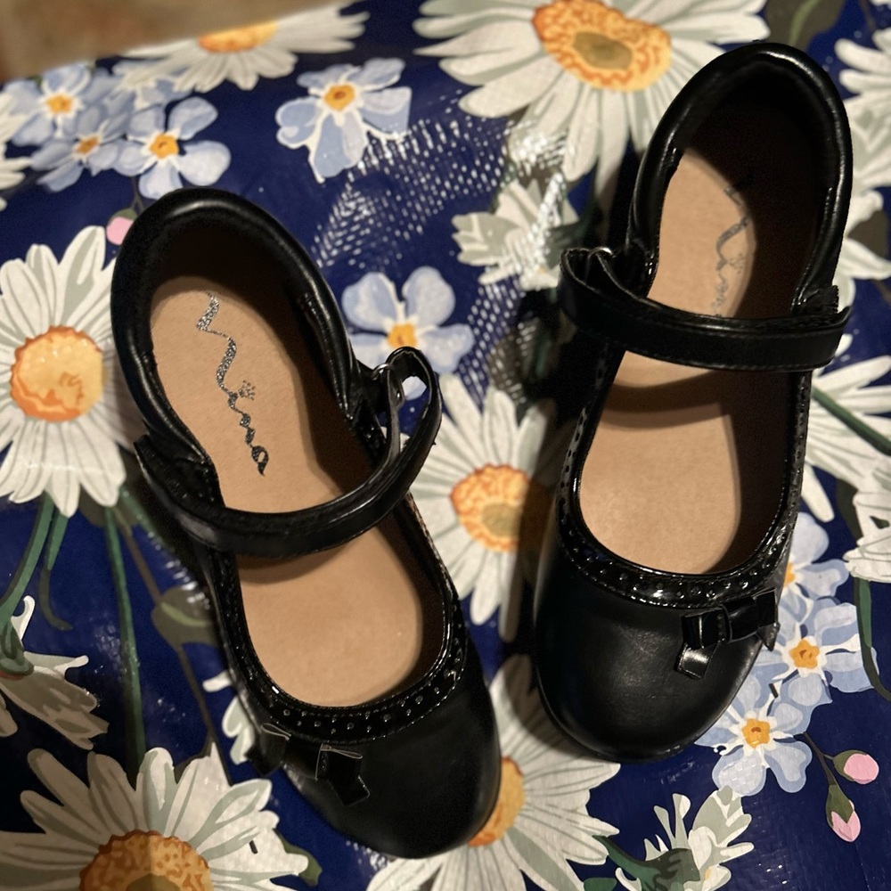 Girls Nina dress shoes    New      Size  8
